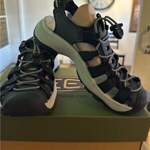 KEEN Women's Astoria West Closed Toe Sandals, Black/Grey, 7.5